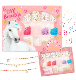 Depesche Miss Melody DIY-Armbandset mit Perlen und Charms, ideal für Pferdefans; Musterarmbänder unten links.
