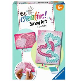 Sei kreativ! String Art Set ab 6 Jahren mit zwei Herzmotiven aus buntem Garn auf der Verpackung.
