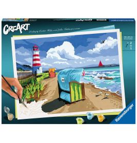 Eine Hand malt eine Strandszene mit Leuchtturm, Strandstuhl, Möwen und rotem Segelboot auf dem Meer.