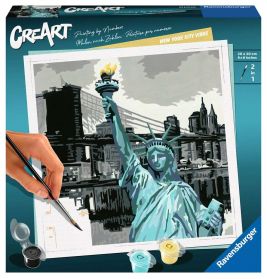 Malkasten mit Abbildung der Freiheitsstatue vor Stadtpanorama und einer Hand mit Pinsel.
