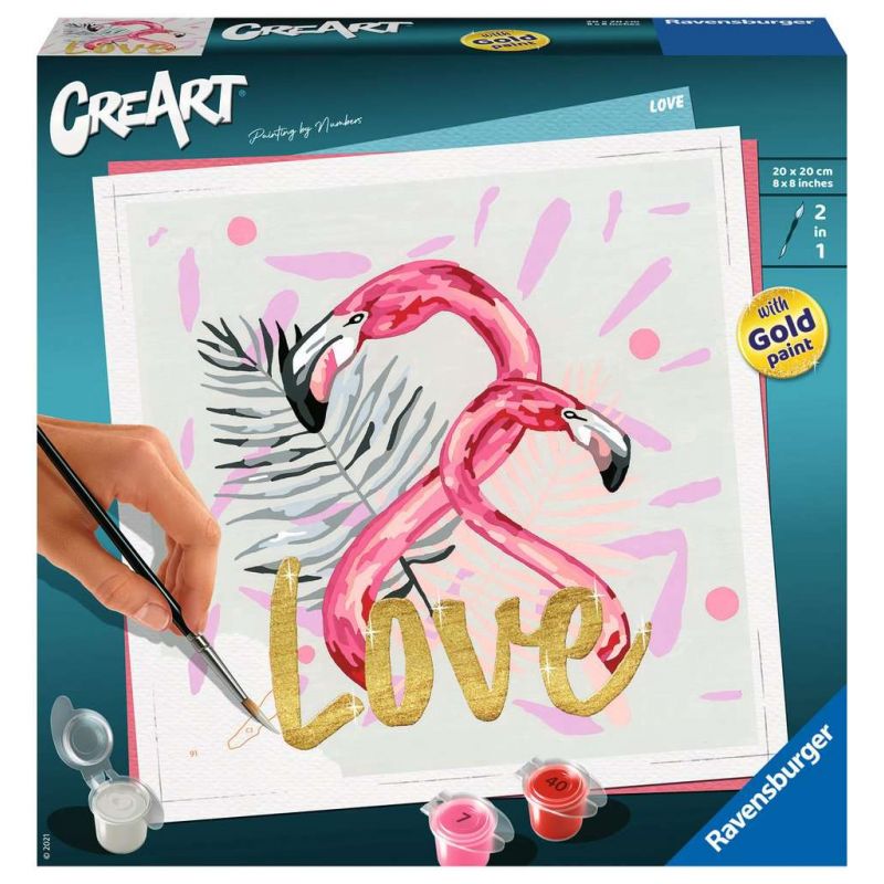Eine Hand malt zwei Flamingos als Herz mit dem goldenen Wort Love auf einer CreArt Malset-Verpackung. Eine Hand malt zwei Flamingos als Herz mit dem goldenen Wort Love auf einer CreArt Malset-Verpackung.