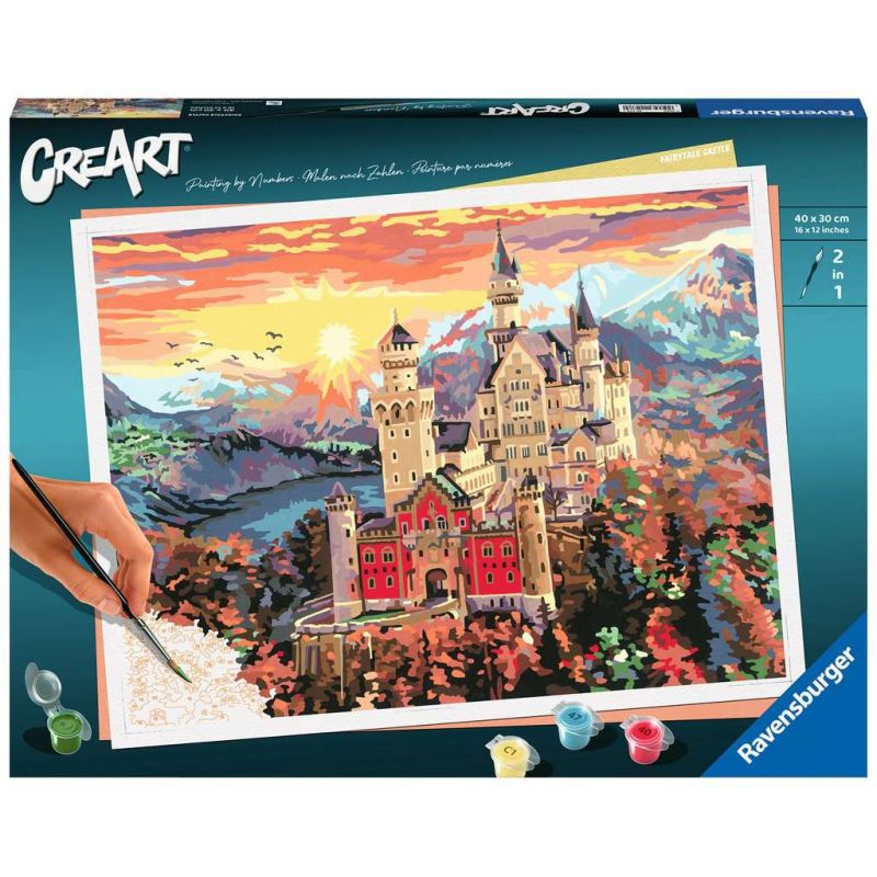 Eine Hand malt ein farbenfrohes Schloss nach Zahlen, daneben Farbtöpfchen und eine CreArt Ravensburger-Box. Eine Hand malt ein farbenfrohes Schloss nach Zahlen, daneben Farbtöpfchen und eine CreArt Ravensburger-Box.