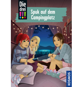 Drei Mädchen sitzen nachts in einem gemütlichen Zelt, lesen und reden, umgeben von Lichterketten und Bäumen.
