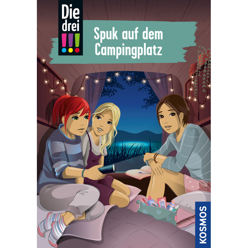 Drei Mädchen sitzen nachts in einem gemütlichen Zelt, lesen und reden, umgeben von Lichterketten und Bäumen.