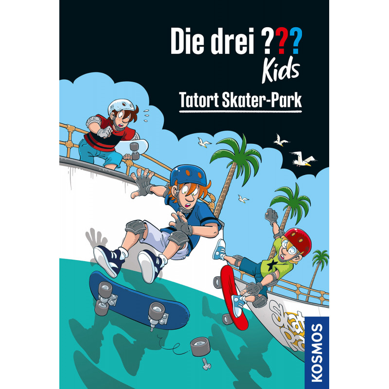 Drei Kinder fahren Skateboard im Skatepark, im Hintergrund Palmen und Vögel.