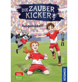 Drei fröhliche Kinder in roten Fußballtrikots und ein Waschbär feiern auf dem Spielfeld vor Stadionpublikum.