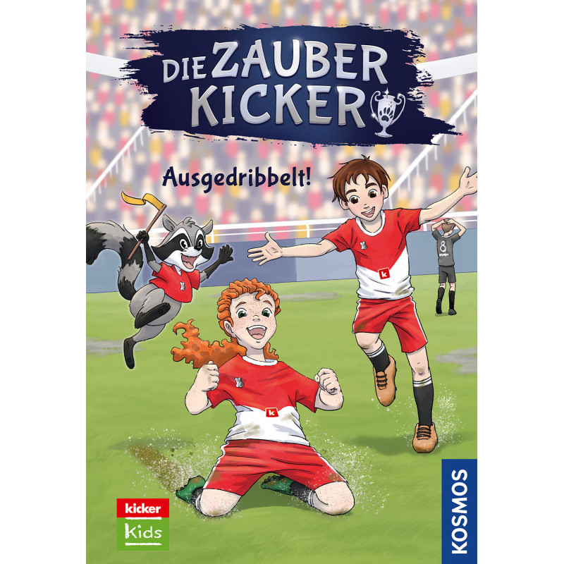 Drei fröhliche Kinder in roten Fußballtrikots und ein Waschbär feiern auf dem Spielfeld vor Stadionpublikum. Drei fröhliche Kinder in roten Fußballtrikots und ein Waschbär feiern auf dem Spielfeld vor Stadionpublikum.