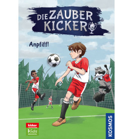 Drei Fußballkinder und ein Waschbär spielen auf dem Feld einer schießt den Ball aufs Tor, Bäume im Hintergrund.