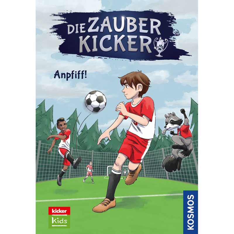 Drei Fußballkinder und ein Waschbär spielen auf dem Feld einer schießt den Ball aufs Tor, Bäume im Hintergrund. Drei Fußballkinder und ein Waschbär spielen auf dem Feld einer schießt den Ball aufs Tor, Bäume im Hintergrund.