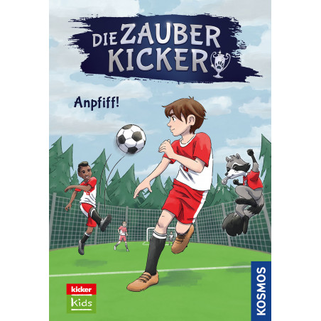 Drei Fußballkinder und ein Waschbär spielen auf dem Feld einer schießt den Ball aufs Tor, Bäume im Hintergrund. Drei Fußballkinder und ein Waschbär spielen auf dem Feld einer schießt den Ball aufs Tor, Bäume im Hintergrund.