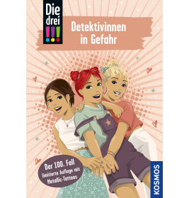 Drei lächelnde Mädchen posieren fröhlich auf dem illustrierten Buchcover von Detektivinnen in Gefahr.