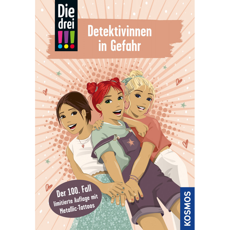 Drei lächelnde Mädchen posieren fröhlich auf dem illustrierten Buchcover von Detektivinnen in Gefahr.