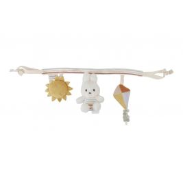 Weiche Spielzeug-Leiste für Kinderwagen mit Plüsch-Sonne, Hase und Formen am gestreiften Stoffband.