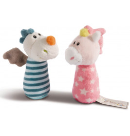 Zwei weiche Babyrasseln: ein gestreifter Drache mit Flügeln und ein rosa Einhorn mit Sternen, beide lächelnd.