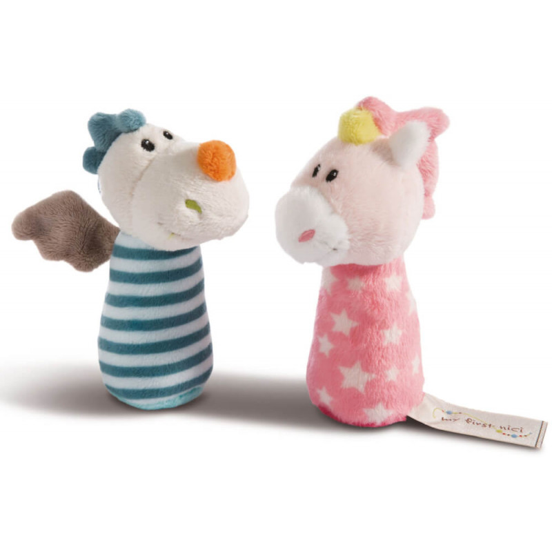 Zwei weiche Babyrasseln: ein gestreifter Drache mit Flügeln und ein rosa Einhorn mit Sternen, beide lächelnd.