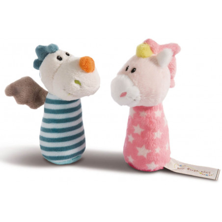 Zwei weiche Babyrasseln: ein gestreifter Drache mit Flügeln und ein rosa Einhorn mit Sternen, beide lächelnd.