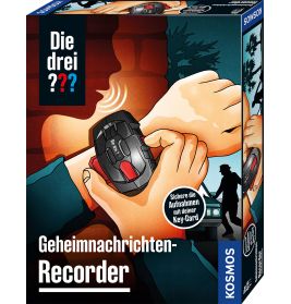 Eine Person nutzt ein Spionage-Aufnahmegerät am Handgelenk, im Hintergrund sind eine Gestalt und ein Auto zu sehen.