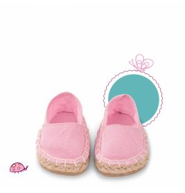 Ein Paar rosa Baby-Espadrilles mit geflochtener Sohle, umgeben von niedlichen Illustrationen.