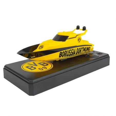 Gelb-schwarzes Borussia-Dortmund-Spielzeugboot mit Teamlogo auf schwarzem Ständer und Fernsteuerung.