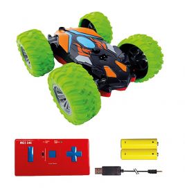 Spielzeug-Stuntauto mit neongrünen Rädern, roter Fernbedienung, USB-Ladekabel und zwei gelben Batterien.