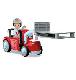 Spielfigur fährt ein rot-graues Feuerwehr-Spielzeugauto mit seitlichem Leiter.