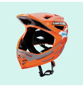 Oranger Integralhelm mit schwarzem Visier, blauen, weißen und grauen Akzenten sowie Learn To Bike-Schriftzug.