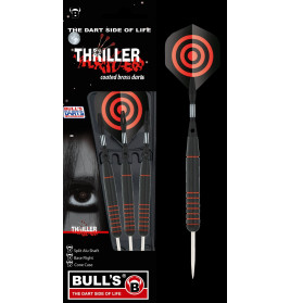 Drei schwarze und rote Bulls Thriller Brass Darts in Verpackung mit Zielscheibendesign und partiellem Gesicht im Hintergrund.