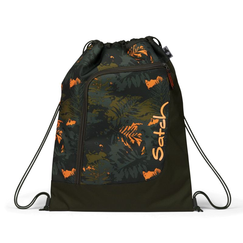 Turnbeutel mit grün-orangefarbenem Camouflage-Blattmuster und Satch-Logo auf der Vorderseite. Turnbeutel mit grün-orangefarbenem Camouflage-Blattmuster und Satch-Logo auf der Vorderseite.