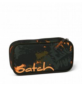Rechteckiges Mäppchen mit dunkelgrün-schwarzem Blätterdesign, orangem Akzent und Satch-Schriftzug.