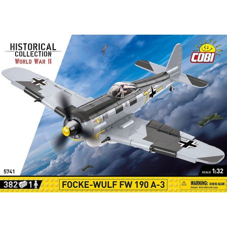 Modell der Focke-Wulf FW 190 A-3 aus COBIs WWII-Kollektion fliegt am blauen Himmel.
