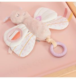 Plüsch-Schmetterlings-Babys Spielzeug mit Stoffflügeln und pinkem Beißring auf weicher rosa Unterlage.