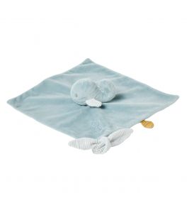 Weiche, blaue Babydecke mit einem Plüschwal in der Mitte.