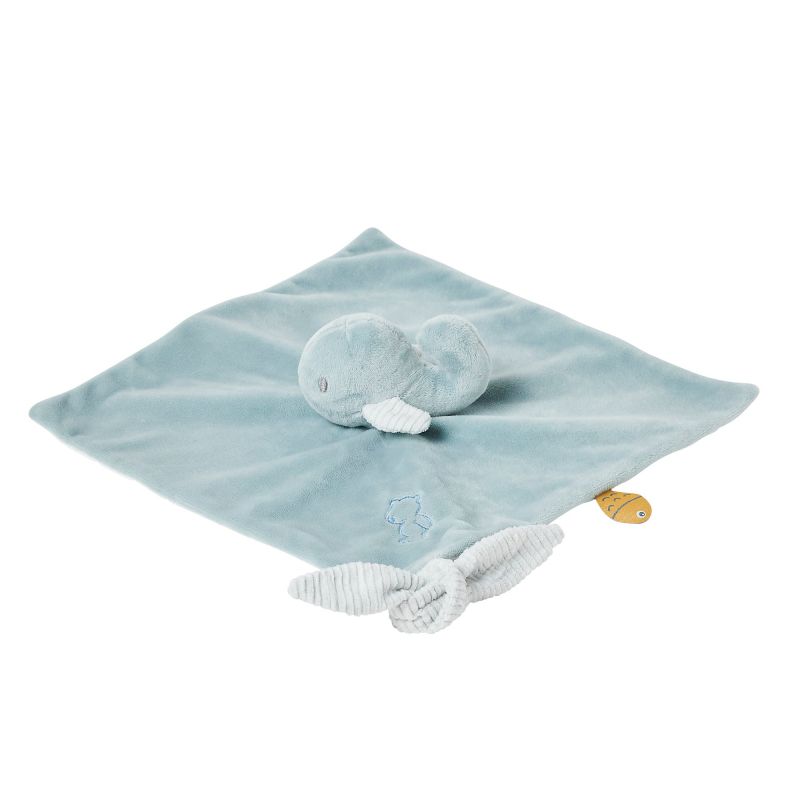 Weiche, blaue Babydecke mit einem Plüschwal in der Mitte. Weiche, blaue Babydecke mit einem Plüschwal in der Mitte.