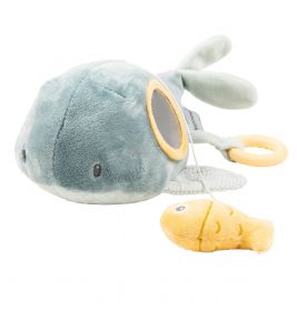 Blaues Plüsch-Walspielzeug mit gelbem Ring und kleinem, gelbem, angebrachtem Fisch.