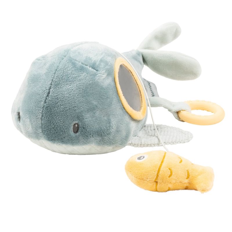 Blaues Plüsch-Walspielzeug mit gelbem Ring und kleinem, gelbem, angebrachtem Fisch. Blaues Plüsch-Walspielzeug mit gelbem Ring und kleinem, gelbem, angebrachtem Fisch.