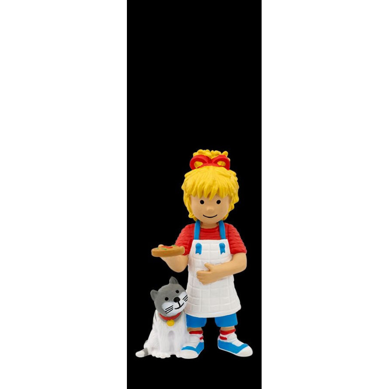 Mädchenfigur mit Schürze und roter Schleife hält einen Kuchen, daneben sitzt eine lächelnde grau-weiße Katze.