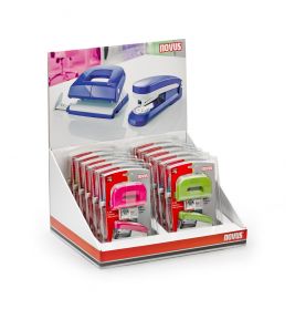 Schachtel mit verpackten, gebündelten Novus-Heftgeräten in Blau, Pink und Grün.