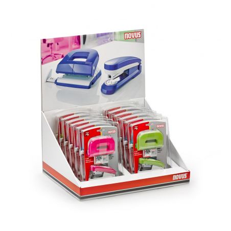 Schachtel mit verpackten, gebündelten Novus-Heftgeräten in Blau, Pink und Grün. Schachtel mit verpackten, gebündelten Novus-Heftgeräten in Blau, Pink und Grün.