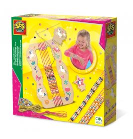 Bastelset mit Webrahmen, Perlen, Fäden und Mädchen beim Armbänderknüpfen, Einhorn-Motiv, bunt gestaltet.