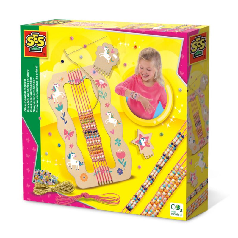 Bastelset mit Webrahmen, Perlen, Fäden und Mädchen beim Armbänderknüpfen, Einhorn-Motiv, bunt gestaltet.