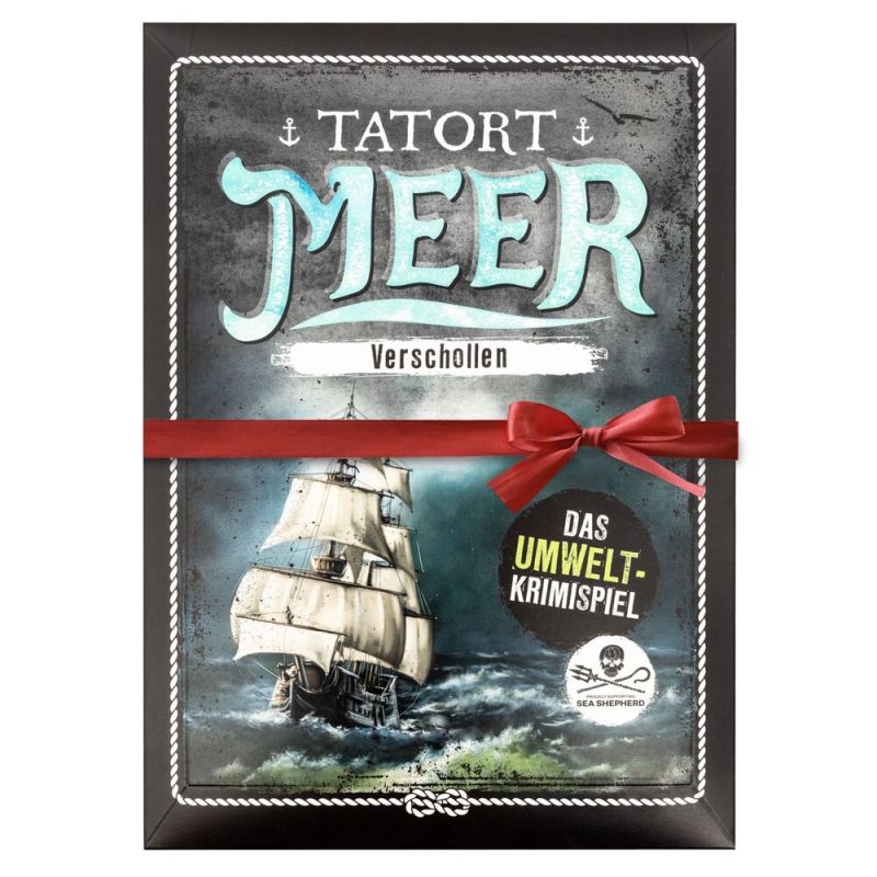Tatort Meer: Verschollen, Spielbox mit Segelschiff, rotem Band und Label für Umwelt-Krimispiel. Tatort Meer: Verschollen, Spielbox mit Segelschiff, rotem Band und Label für Umwelt-Krimispiel.