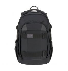 Schwarzer Rucksack mit mehreren Fächern, Frontgurten und kleinem BOLD-Label auf der Vordertasche.