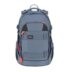 Grauer Rucksack mit orangefarbenen Reißverschluss-Zippern, Frontgurten und Tragegriff, von vorne gesehen.