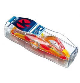 Rote und gelbe Schwimmbrille in transparenter Plastikbox mit blau-rotem Etikett obenauf.