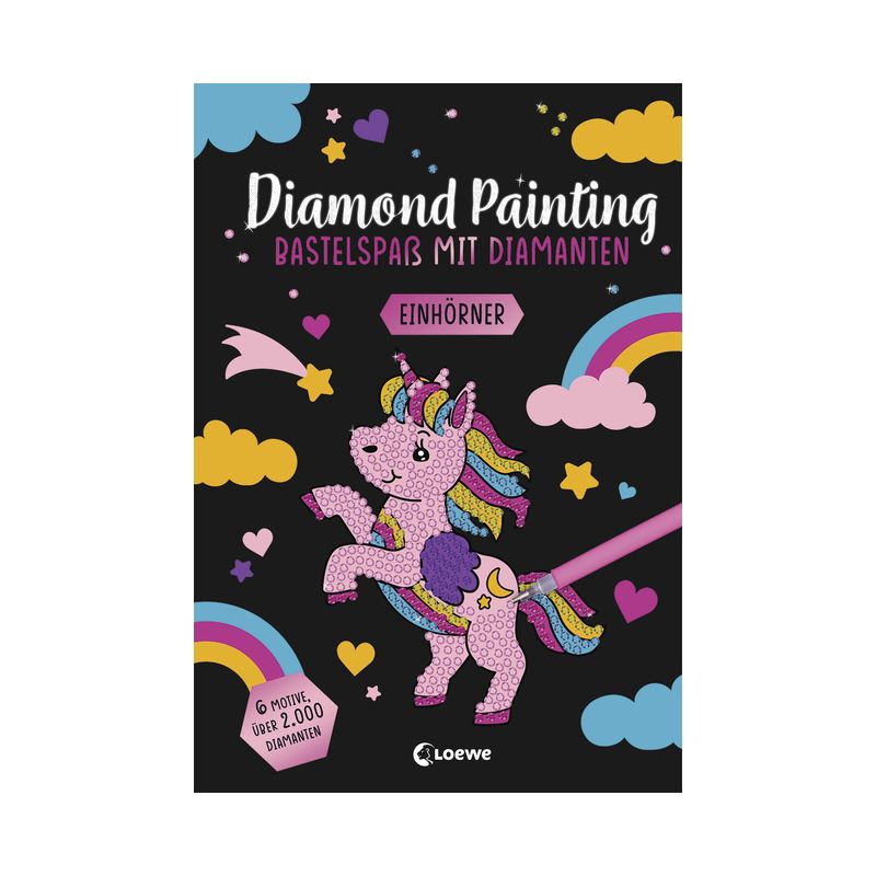 Glitzerndes Einhorn vor schwarzem Hintergrund mit Wolken, Sternen und Herzen deutsches Diamond Painting Set.