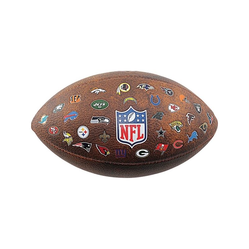 Ein Football mit NFL-Logo und Logos verschiedener NFL-Teams auf der Oberfläche. Ein Football mit NFL-Logo und Logos verschiedener NFL-Teams auf der Oberfläche.