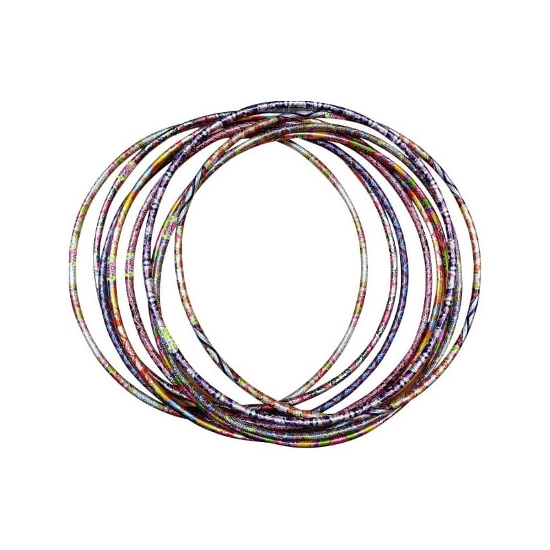 Mehrere bunte Metallarmreifen liegen kreisförmig auf weißem Hintergrund gestapelt.