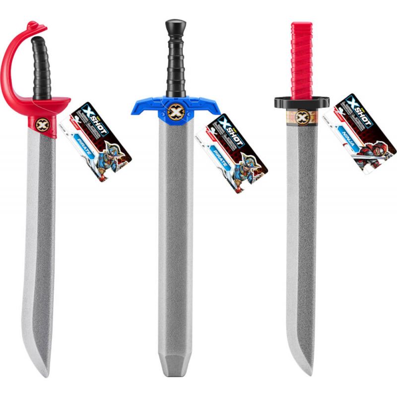 Drei Spielzeugschwerter mit Schaumstoffklingen und bunten Griffen (rot, blau, pink), jeweils mit Anhänger.