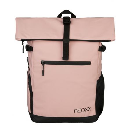 Hellrosa Rolltop-Rucksack mit schwarzen Trägern, Fronttasche mit Reißverschluss und neoxx-Logo unten rechts. Hellrosa Rolltop-Rucksack mit schwarzen Trägern, Fronttasche mit Reißverschluss und neoxx-Logo unten rechts.