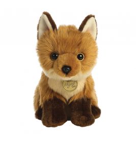 Plüsch-Fuchs mit braunem Fell, großen Ohren und runden Augen sitzt aufrecht, Halsband mit Anhänger am Hals.